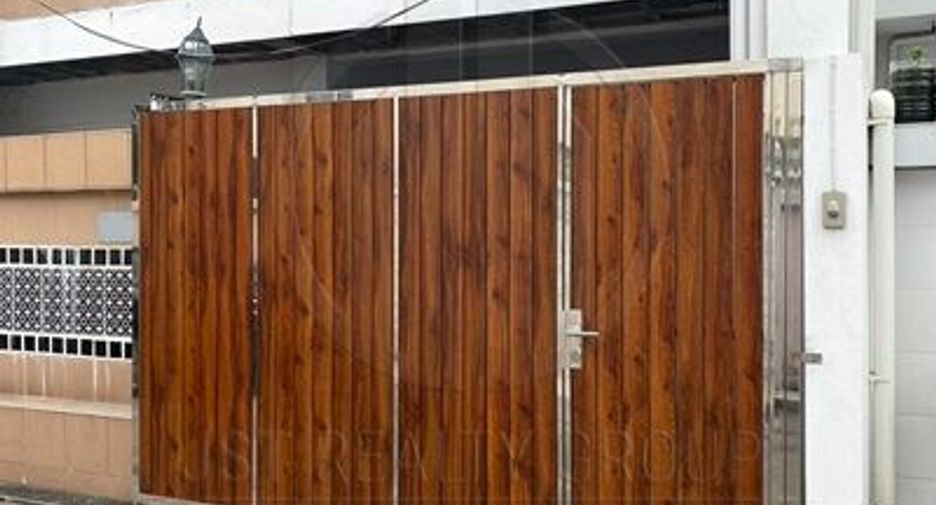 For rent 3 bedrooms townhouse in Khlong Toei, Bangkok