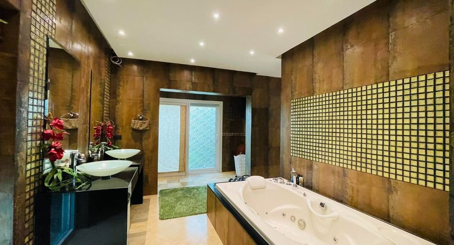 For rent and for sale 4 bedrooms villa in Bang Lamung, Chonburi