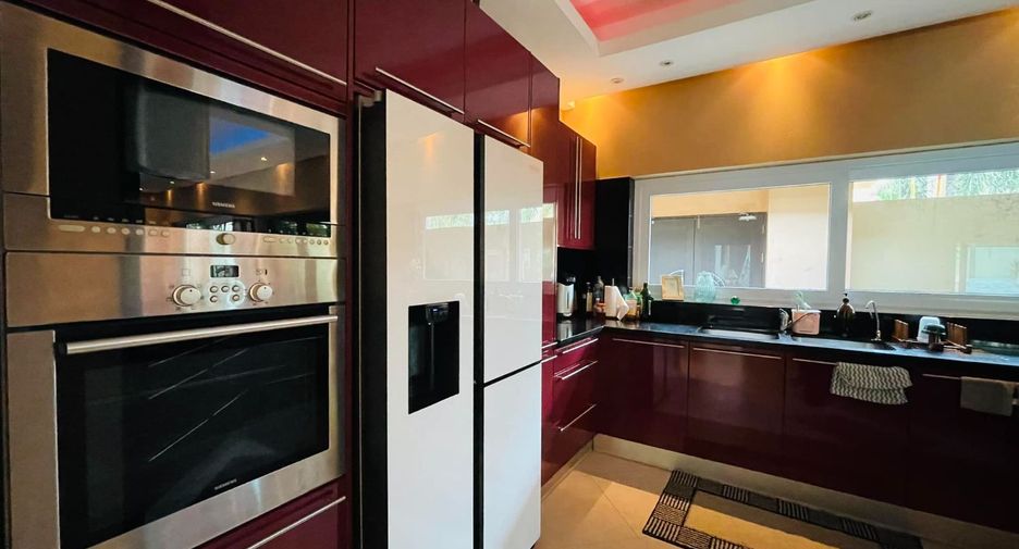For rent and for sale 4 bedrooms villa in Bang Lamung, Chonburi