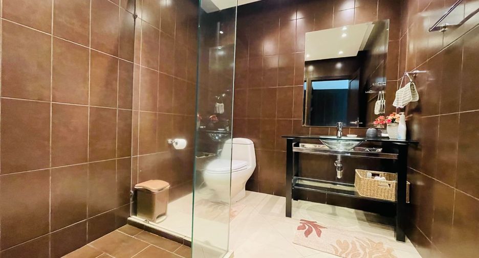 For rent and for sale 4 bedrooms villa in Bang Lamung, Chonburi