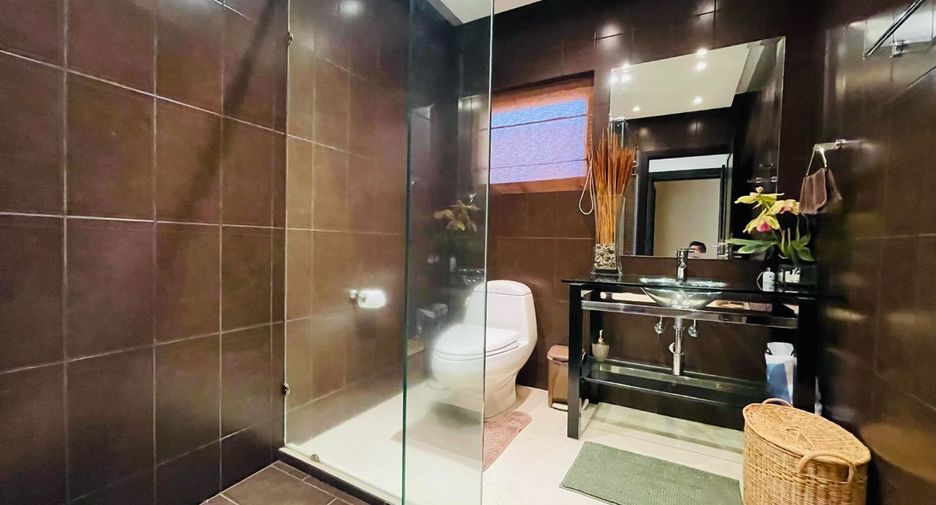 For rent and for sale 4 bedrooms villa in Bang Lamung, Chonburi