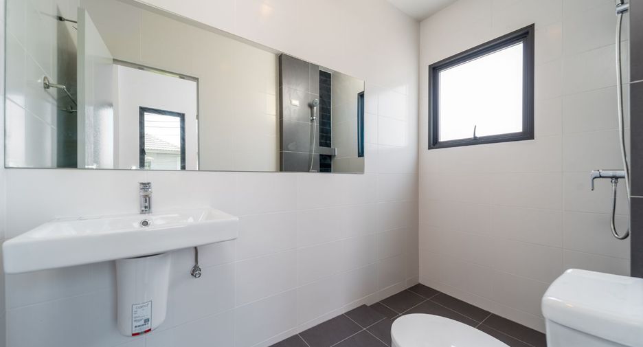 For sale 3 bedrooms house in Mueang Pathum Thani, Pathum Thani