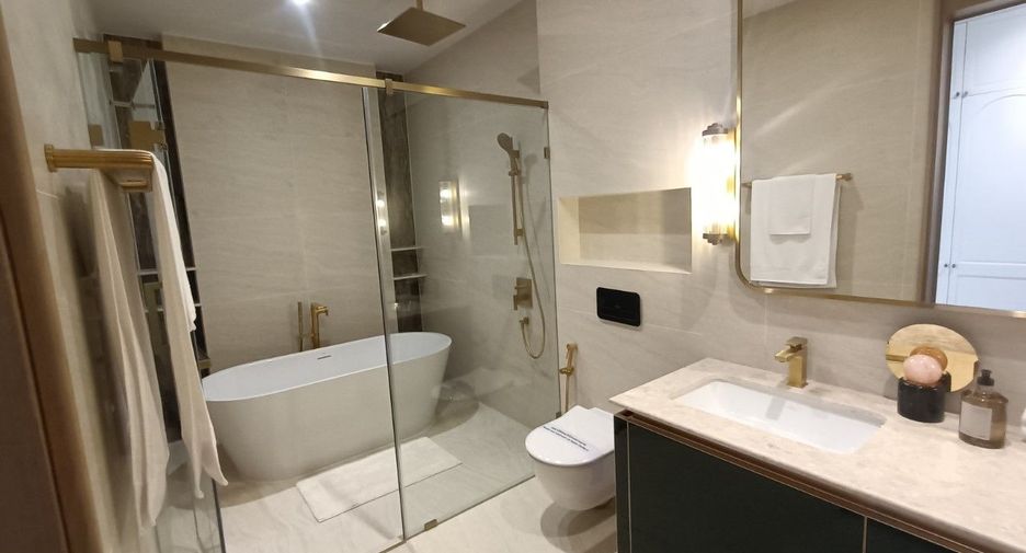 For sale 4 bedrooms house in Bang Kapi, Bangkok