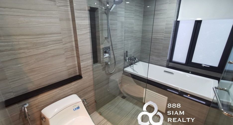 For rent 3 bedrooms condo in Pathum Wan, Bangkok