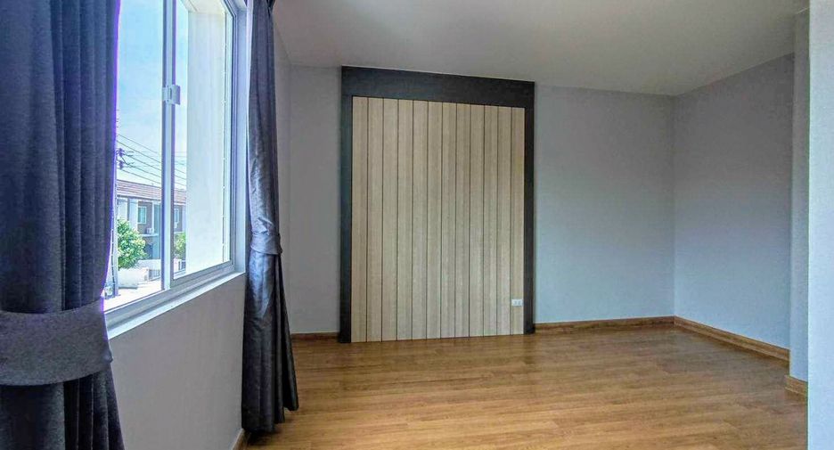 Casa adosada en venta de 3 habitaciones en Sai Noi, Nonthaburi