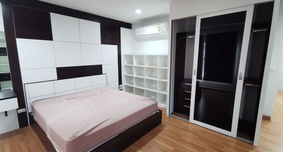 For sale 3 bedrooms townhouse in Thung Khru, Bangkok