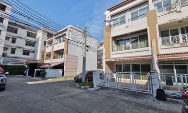 For sale 3 bedrooms townhouse in Thung Khru, Bangkok