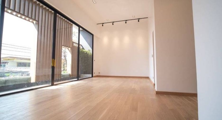 For sale 5 ベッドルーム house in Khlong Toei, Bangkok