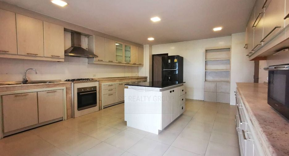 For rent 3 bedrooms condo in Watthana, Bangkok