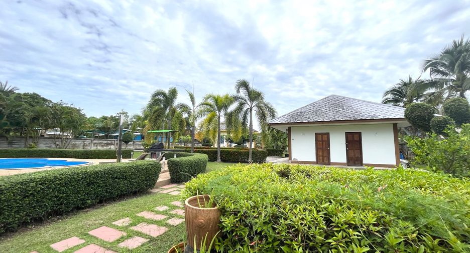 For sale 4 bedrooms retail Space in Mueang Krabi, Krabi