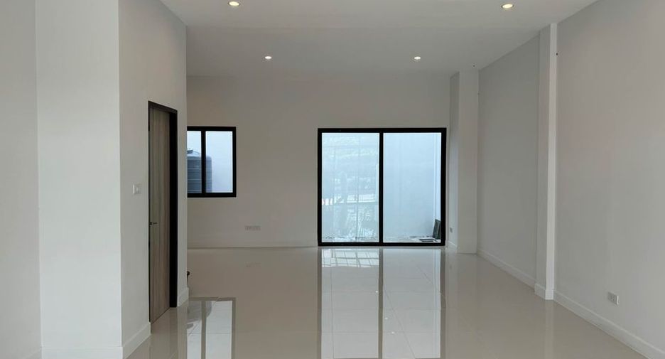 For rent and for sale 3 bed townhouse in Phra Khanong, Bangkok