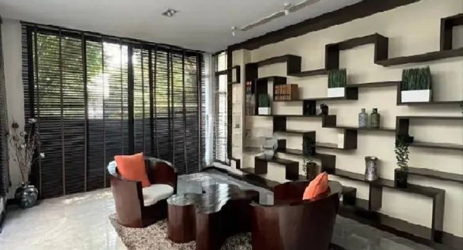 For rent 5 bedrooms house in Watthana, Bangkok