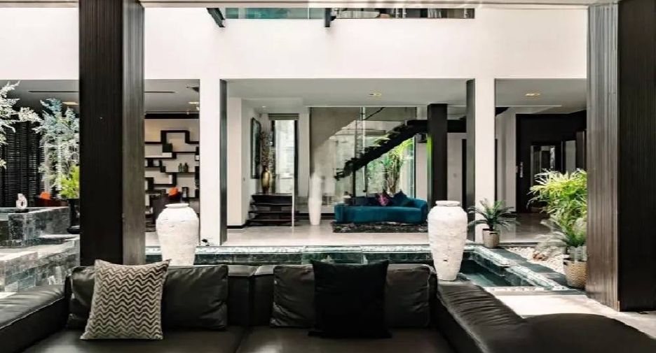 For rent 5 bedrooms house in Watthana, Bangkok