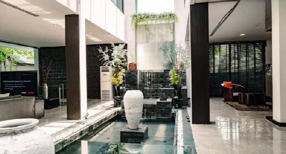 For rent 5 bedrooms house in Watthana, Bangkok