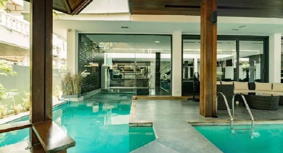 For rent 5 bedrooms house in Watthana, Bangkok
