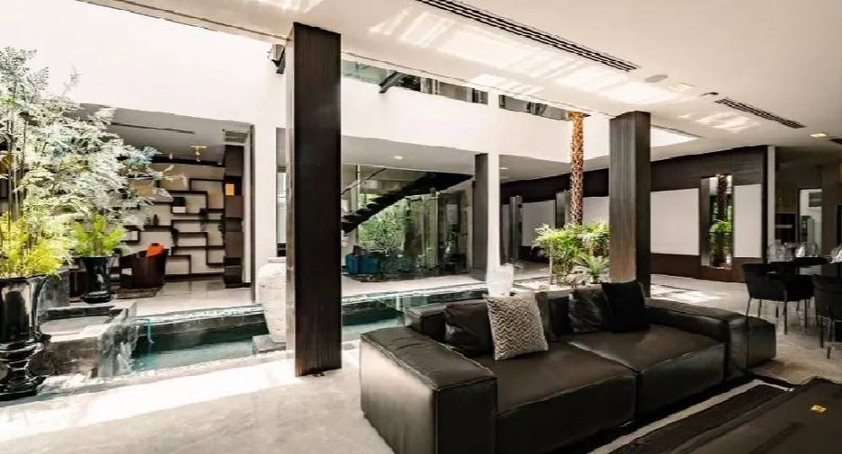 For rent 5 bedrooms house in Watthana, Bangkok