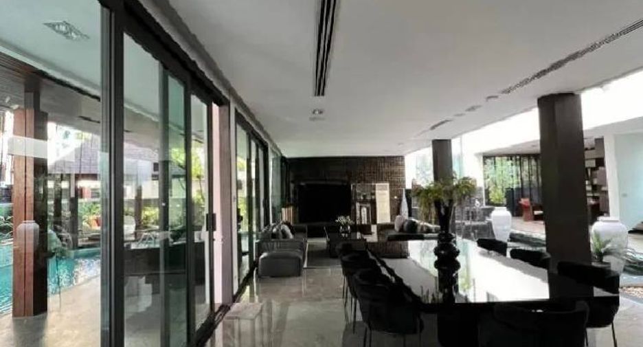 For rent 5 bedrooms house in Watthana, Bangkok