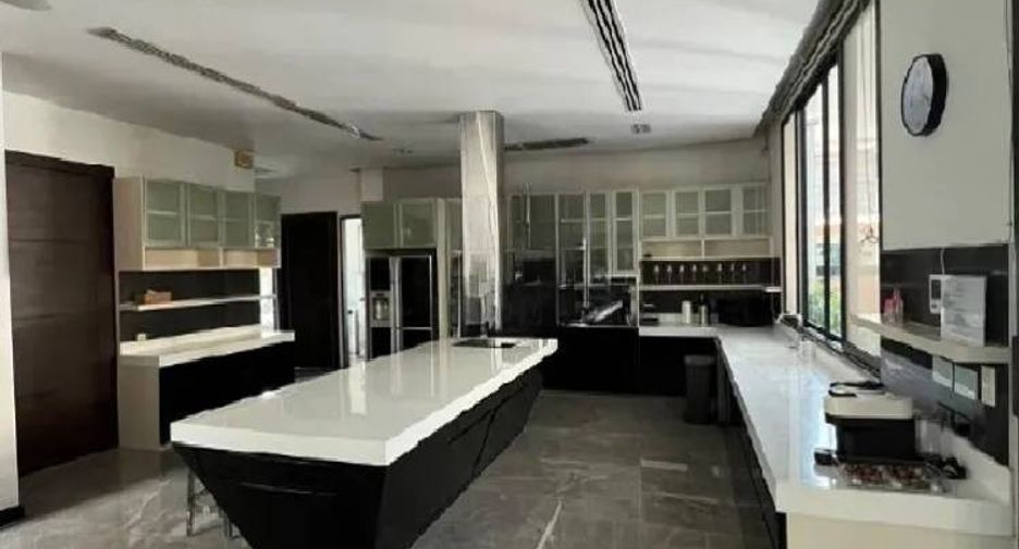 For rent 5 bedrooms house in Watthana, Bangkok