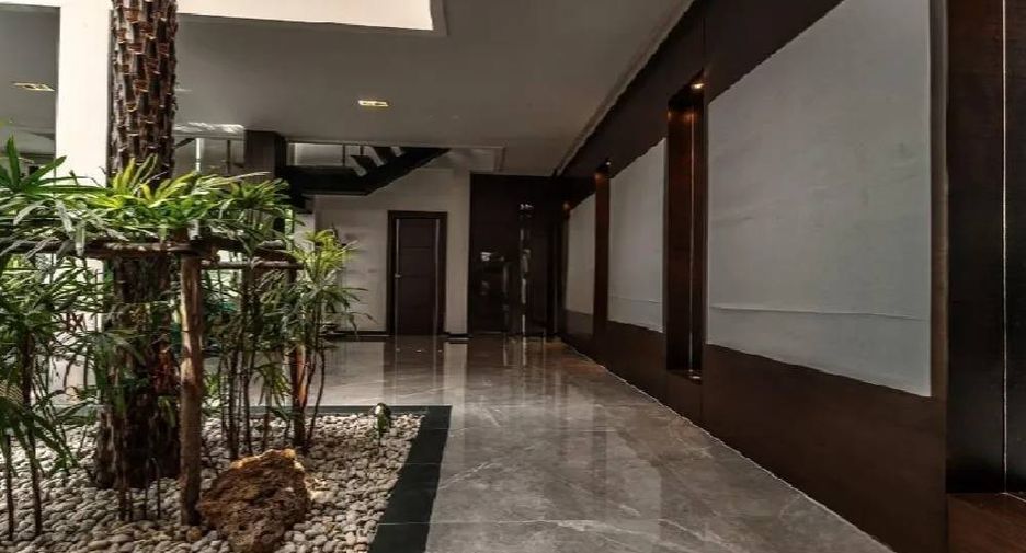For rent 5 bedrooms house in Watthana, Bangkok
