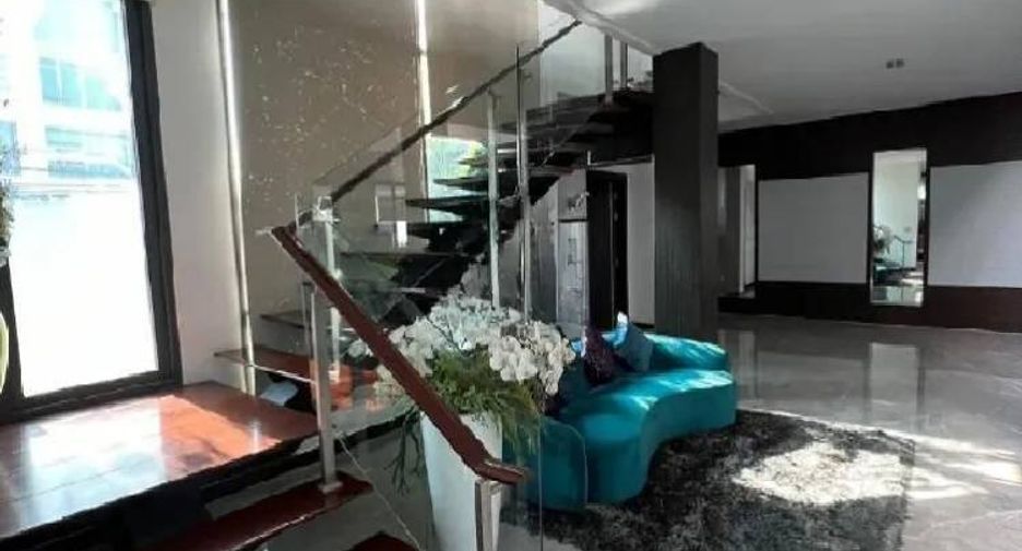 For rent 5 bedrooms house in Watthana, Bangkok