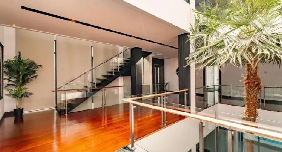 For rent 5 bedrooms house in Watthana, Bangkok