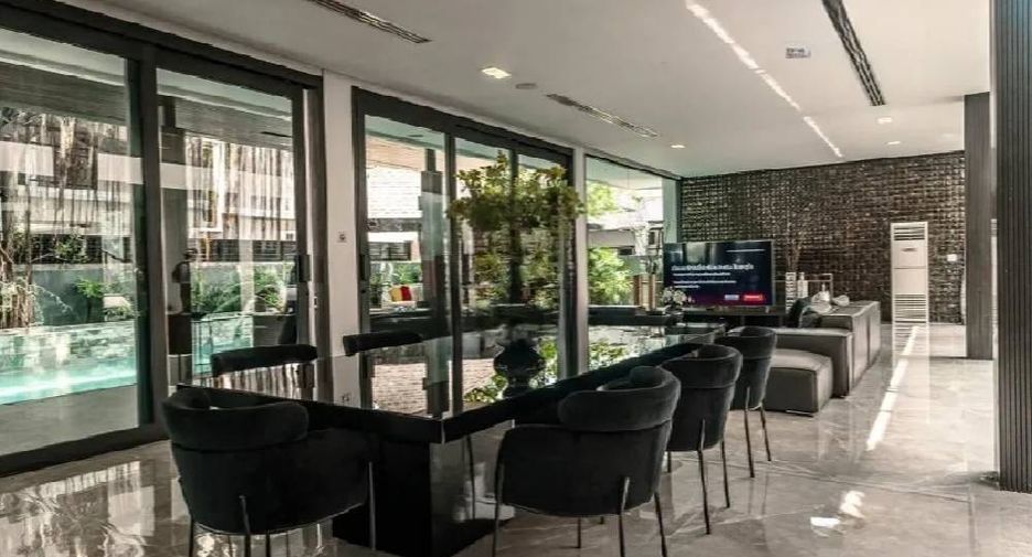 For rent 5 bedrooms house in Watthana, Bangkok