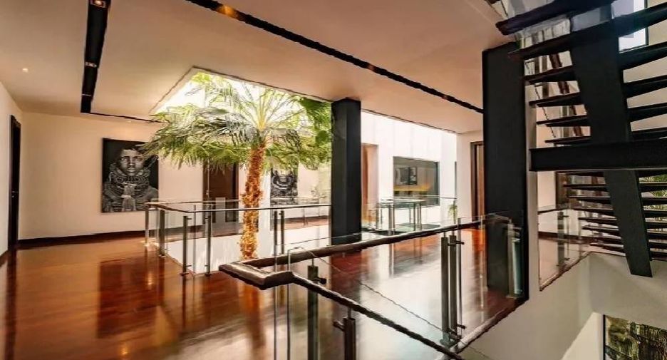 For rent 5 bedrooms house in Watthana, Bangkok