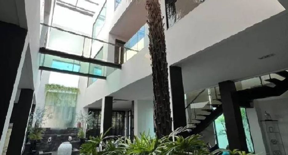 For rent 5 bedrooms house in Watthana, Bangkok