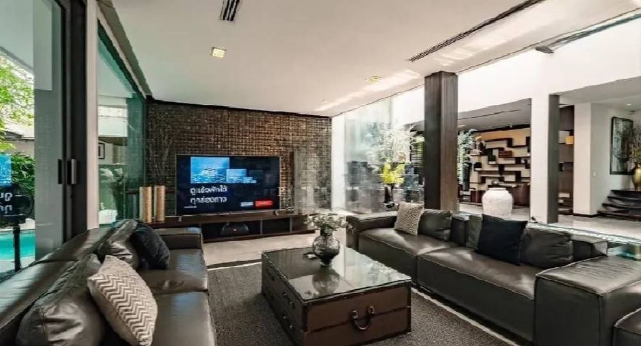 For rent 5 bedrooms house in Watthana, Bangkok