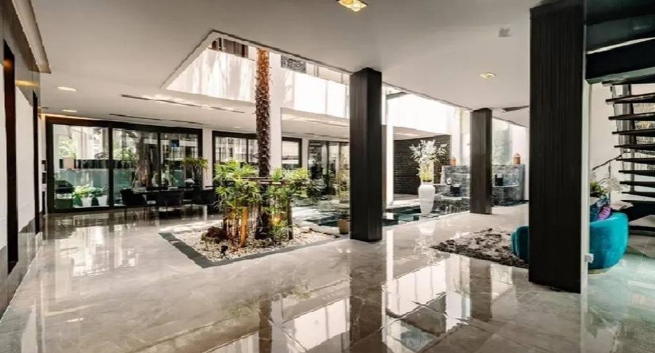 For rent 5 bedrooms house in Watthana, Bangkok