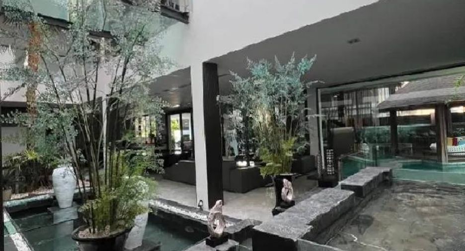 For rent 5 bedrooms house in Watthana, Bangkok