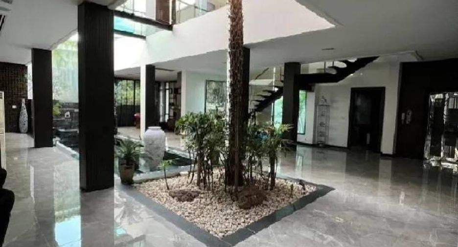 For rent 5 bedrooms house in Watthana, Bangkok