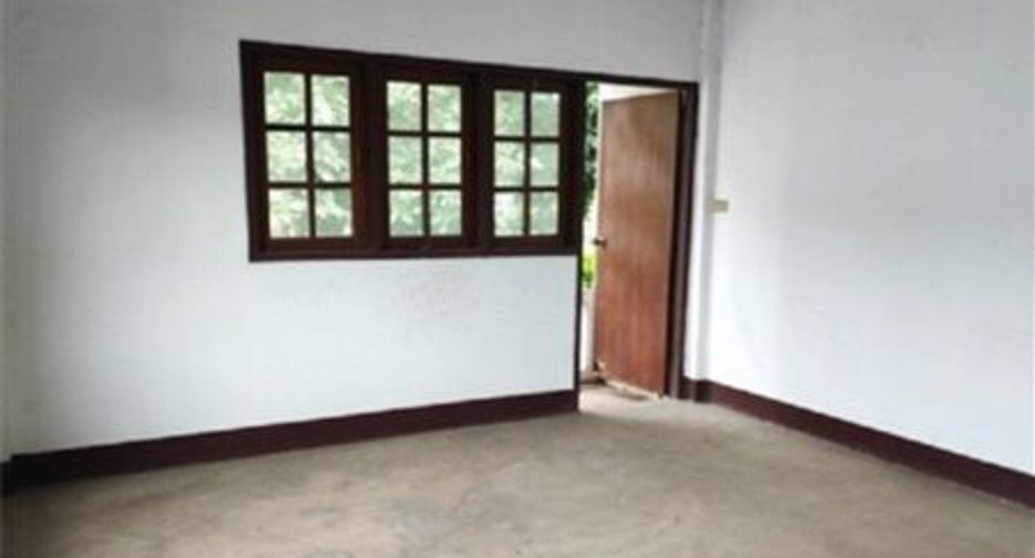 For sale 4 bedrooms townhouse in Phen, Udon Thani