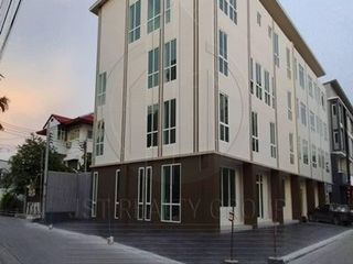 For sale 3 bed office in Huai Khwang, Bangkok