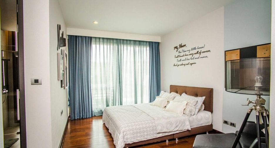 For rent 4 bedrooms townhouse in Khlong Toei, Bangkok