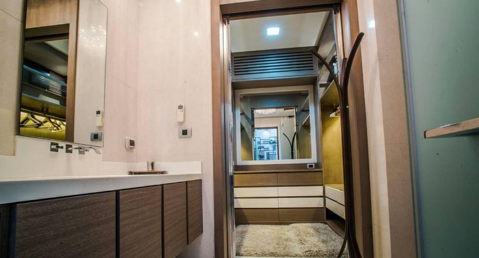 For rent 4 bedrooms townhouse in Khlong Toei, Bangkok