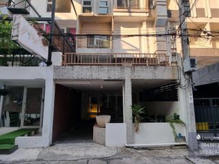 For rent 7 bed retail Space in Watthana, Bangkok