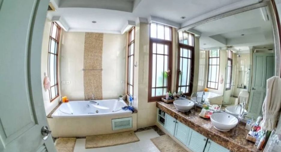 À louer 5 chambres maison à Watthana, Bangkok
