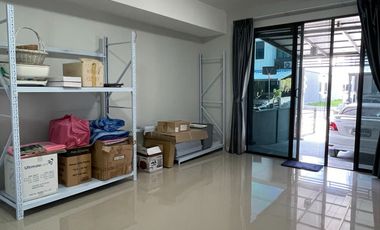 À vendre 4 chambres maison de ville à Saphan Sung, Bangkok