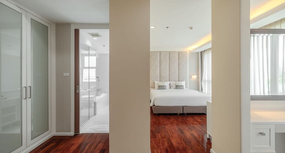 For rent 3 bedrooms apartment in Khlong Toei, Bangkok