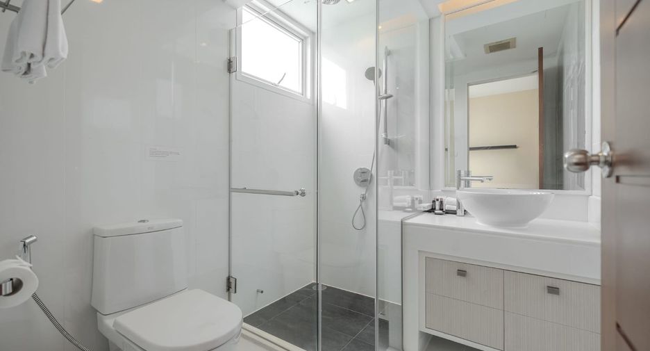 For rent 3 bedrooms apartment in Khlong Toei, Bangkok