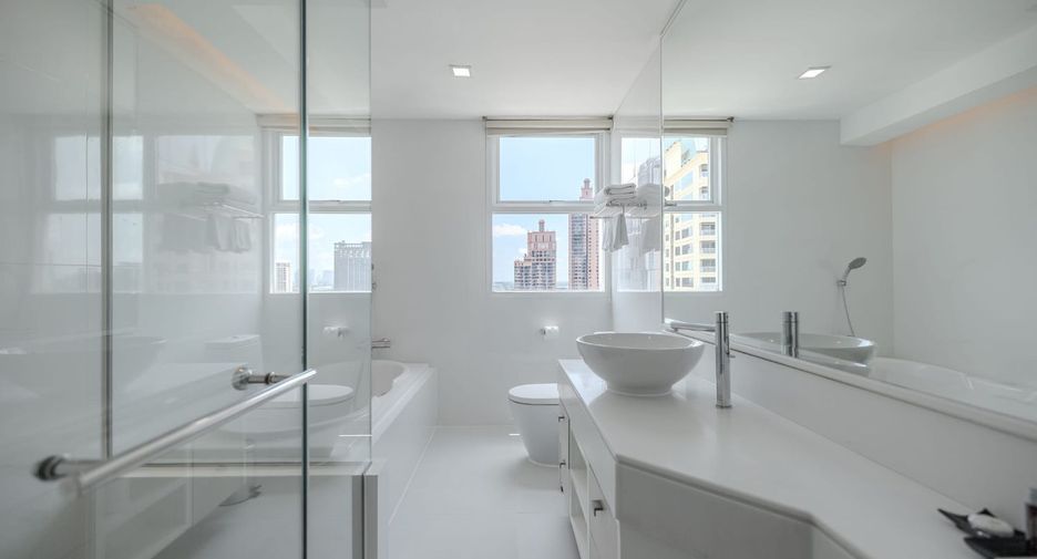 For rent 3 bedrooms apartment in Khlong Toei, Bangkok