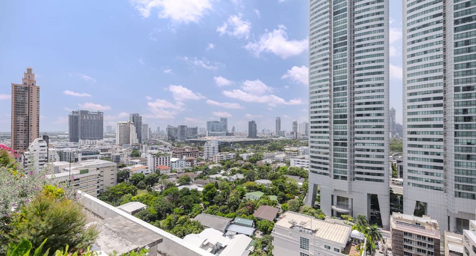 For rent 3 bedrooms apartment in Khlong Toei, Bangkok
