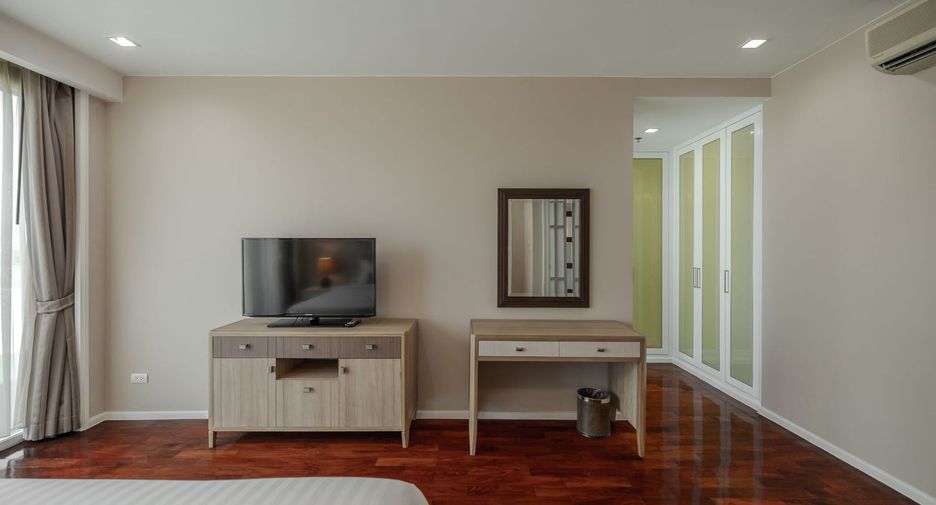 For rent 3 bedrooms apartment in Khlong Toei, Bangkok