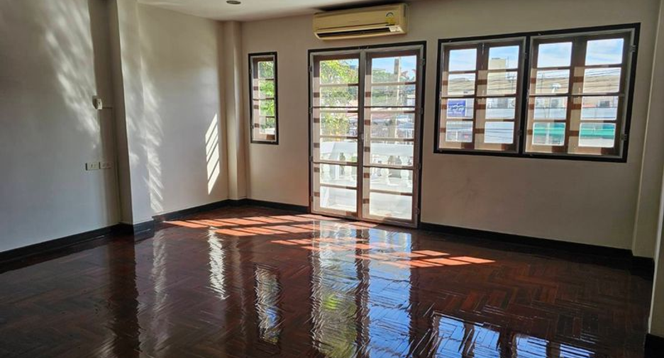 For sale retail Space in Lat Phrao, Bangkok