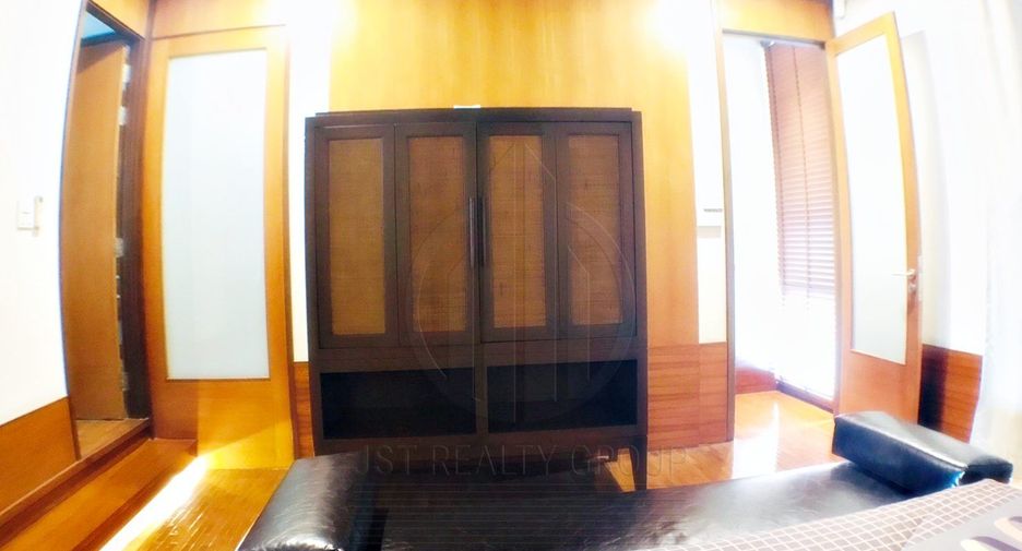 For rent 3 bedrooms townhouse in Watthana, Bangkok