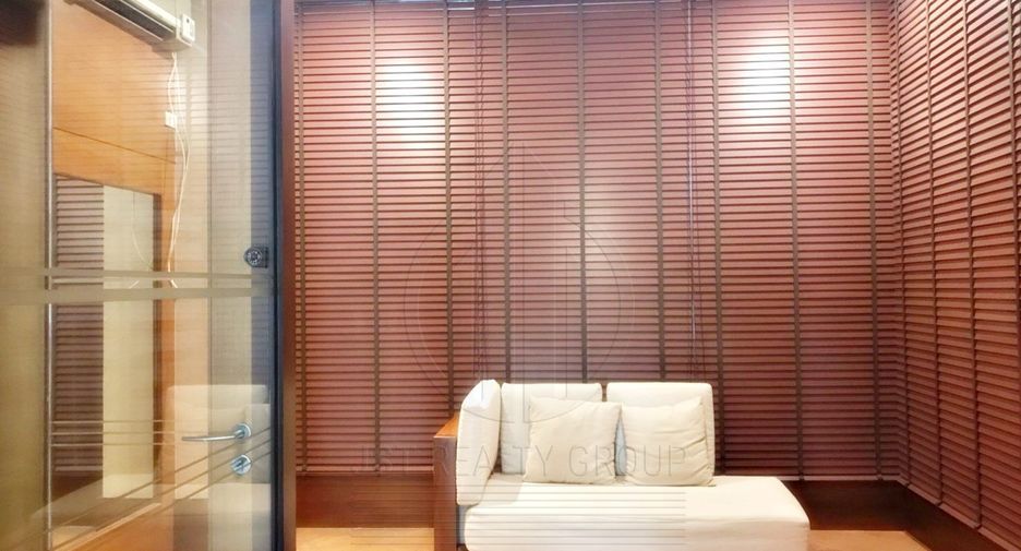 For rent 3 bedrooms townhouse in Watthana, Bangkok