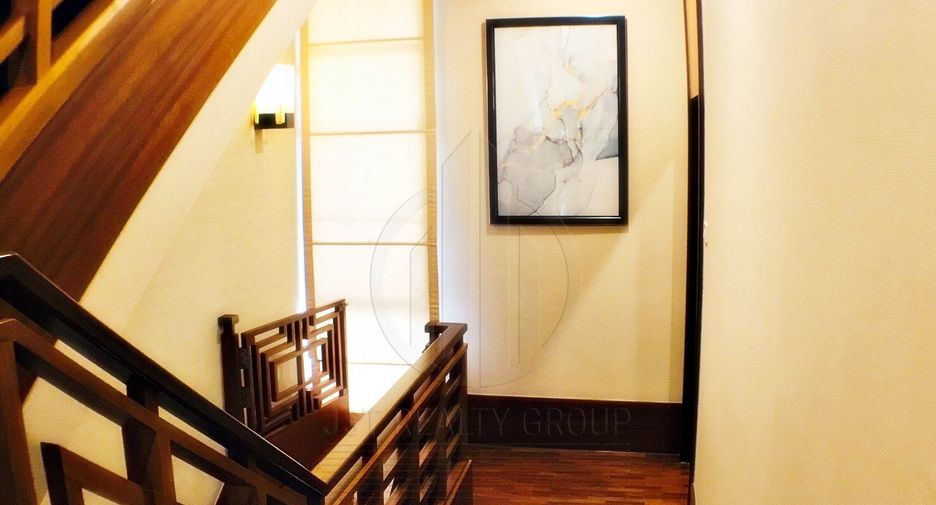 For rent 3 bedrooms townhouse in Watthana, Bangkok