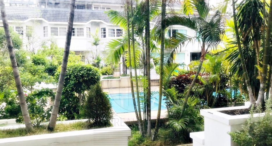 For rent 3 bedrooms townhouse in Watthana, Bangkok