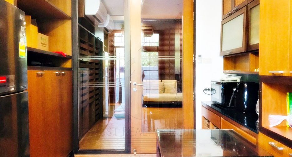 For rent 3 bedrooms townhouse in Watthana, Bangkok
